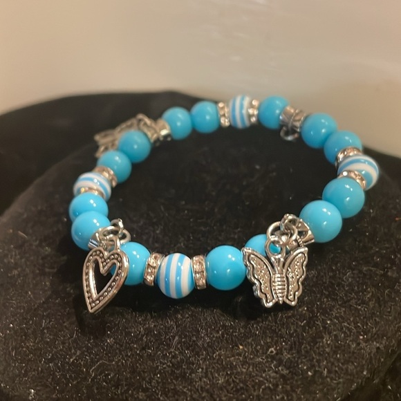 7.5” blue silver stackable stretch bracelets with 4 silver tone pendants - Picture 3 of 13